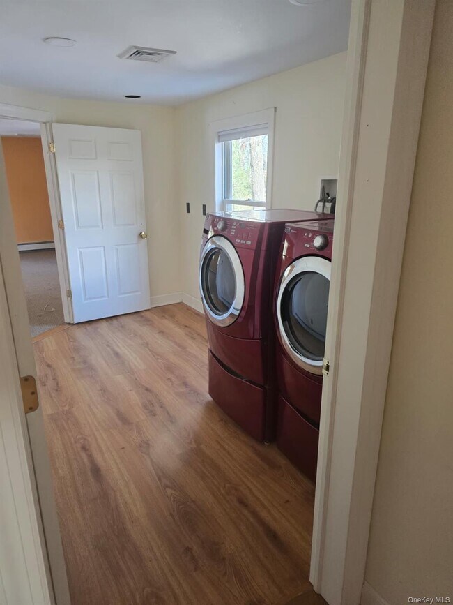 Building Photo - 276 Quaker Rd