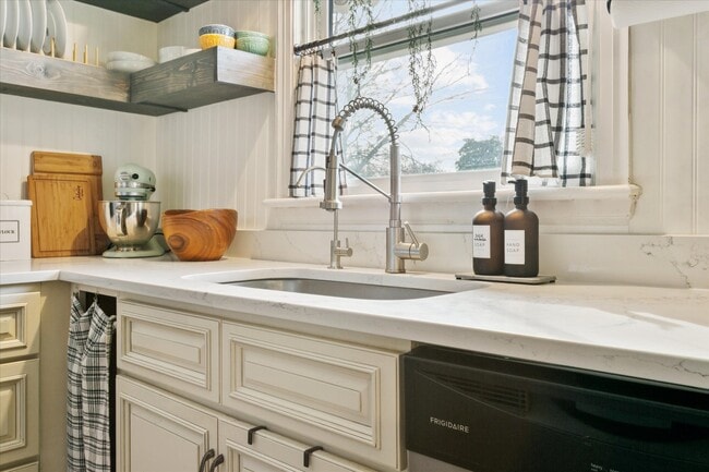 Building Photo - 18 S Greenfield Ave