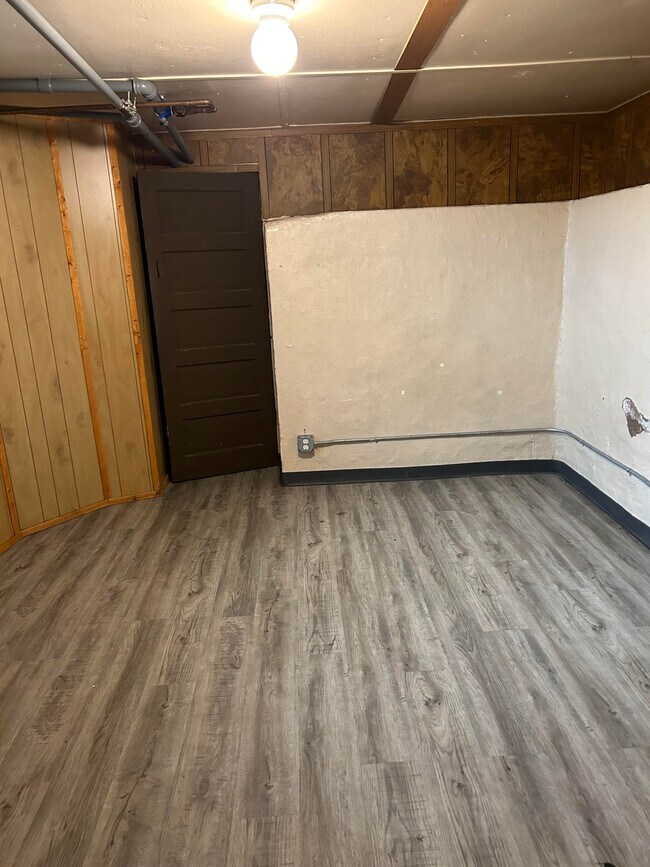 Building Photo - 305 1/2 Elm St