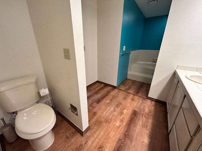 Building Photo - Gorgeous 4 Bedroom Townhome Steps from Boulder Country Club