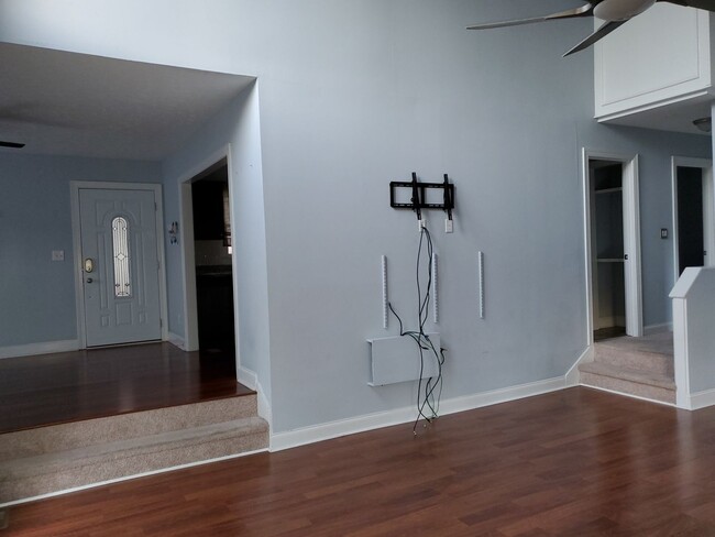 Building Photo - Beautiful contemporary home with high ceil...