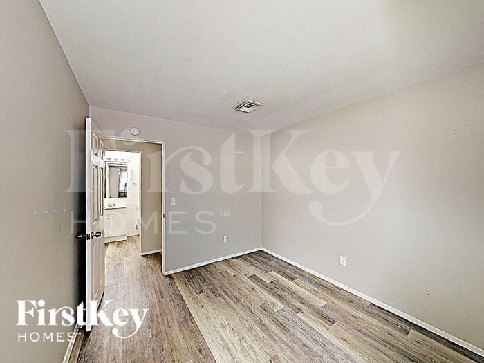 Building Photo - 440 Durwood Dr