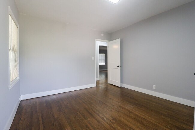 Building Photo - 3 Bed | 1 Bath | Mid Town | $1400