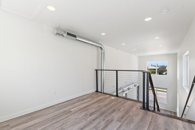 Building Photo - 2 bedroom, 2 bath townhome, close to downtown Whitefish!