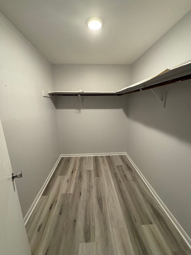 Building Photo - Great 2 large Bedrooms and 2 bath Beauty! Wonderful location. Call Sheila 407-687-7900