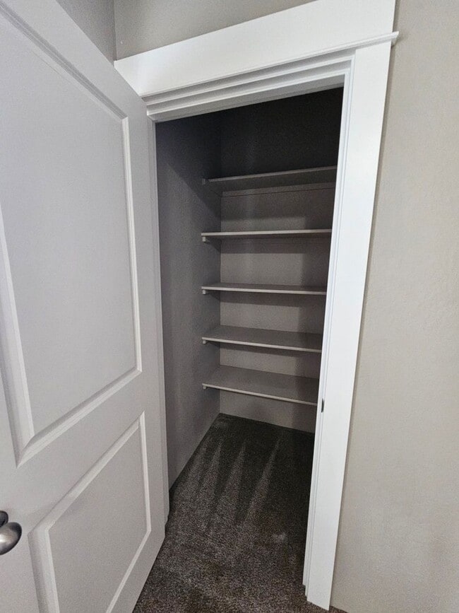 Building Photo - Beautiful 3 Bedroom Townhouse! Won't Last!