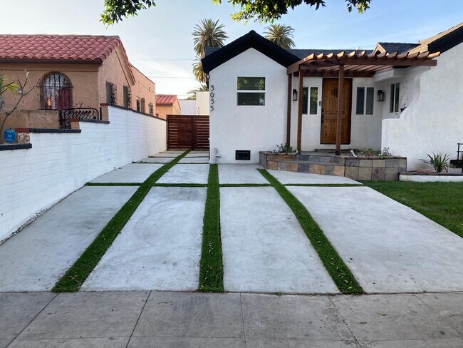 Building Photo - 3057 Vineyard Ave