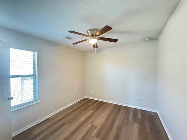 Building Photo - 7906 Emerald Oak Dr