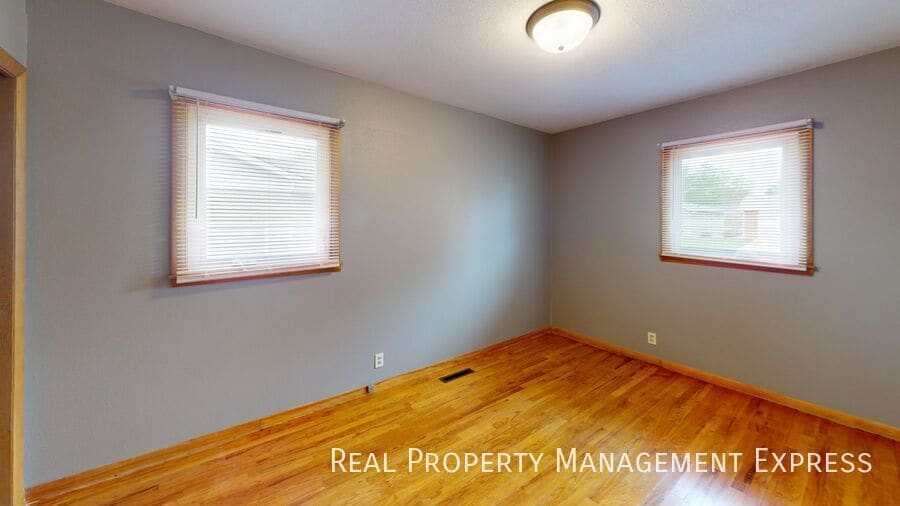 Building Photo - 2200 W 39th St