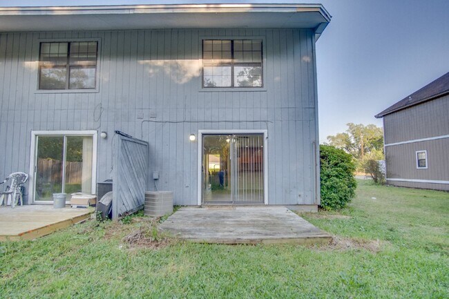 Building Photo - Completely updated 2 bedroom town home Loc...