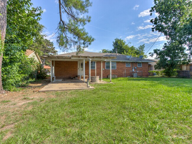 Building Photo - 2104 SW 68th St