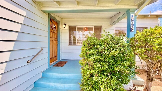 Building Photo - Darling Single Story Home, Blocks from the Beach, Amazing Location, & Close to Everything!