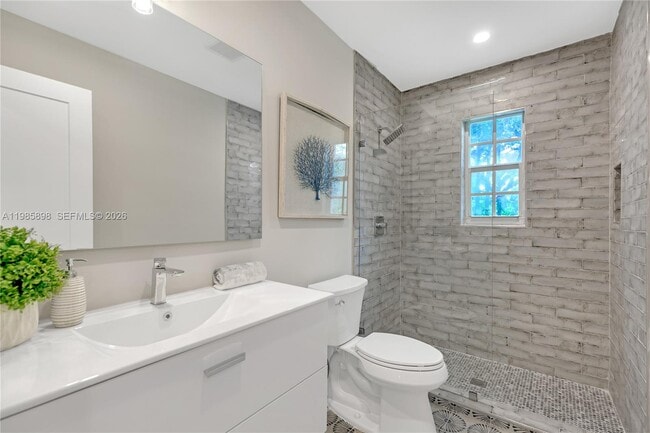 Building Photo - 1045 NE 84th St