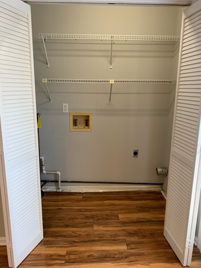 Building Photo - 830 Brentwood Pointe