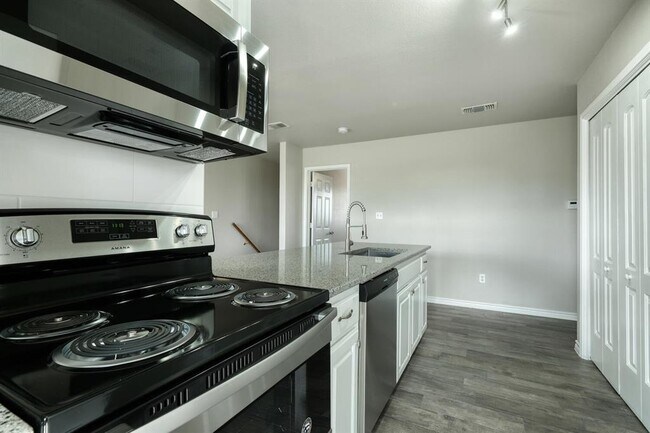 Building Photo - 107 Castleberry Ct