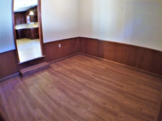 Building Photo - 4 Bed 2 Bath Home  w New Upgrades in Halto...