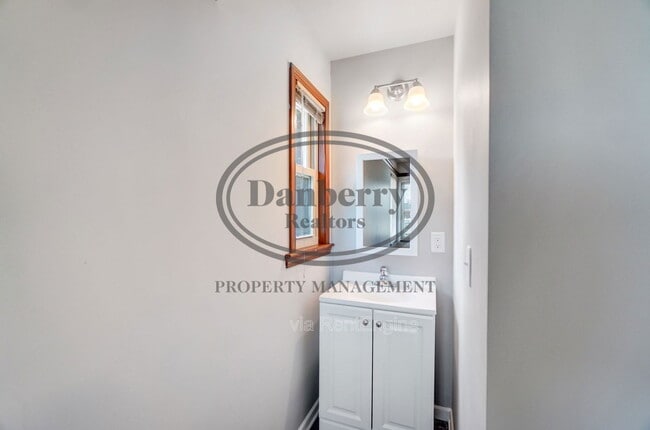 Building Photo - 1133 N Byrne Rd