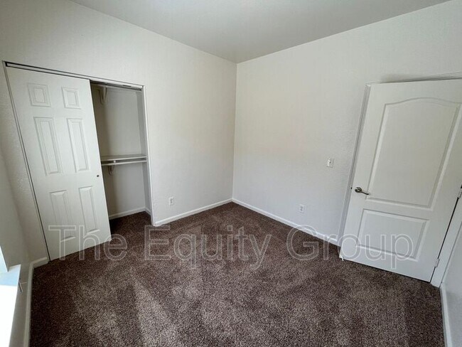 Building Photo - 2421 W Sunnyside Ave