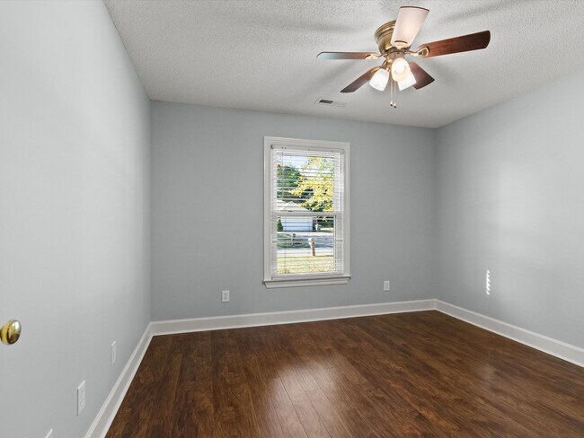 Building Photo - Great location in Harvest and only minutes...