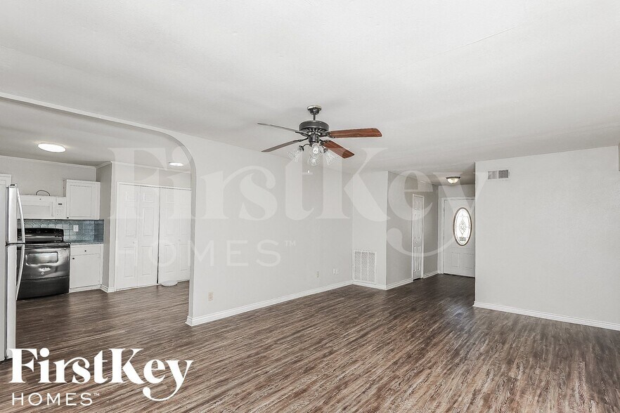 Building Photo - 2202 Lockwood Dr