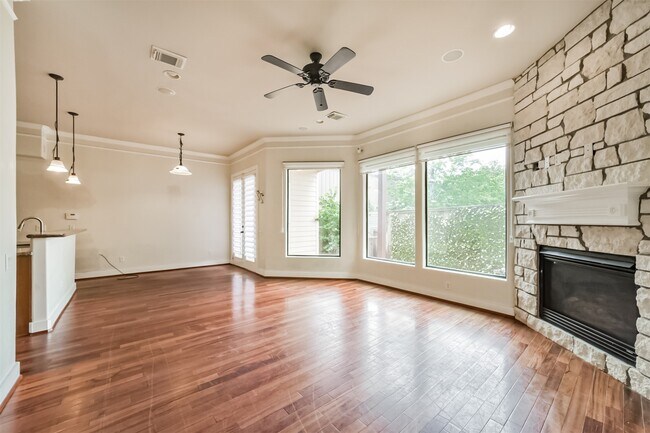 Building Photo - 11025 Robin Hood Ct