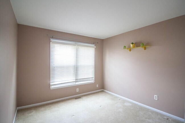 Building Photo - Gorgeous and updated 3Bd/2.5Bth townhome in the Town of Forest Hills! w/2 assigned parking space!