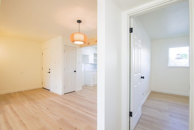 Building Photo - Beautiful 2-bedroom, 1-bathroom townhouse located in the vibrant city of El Paso