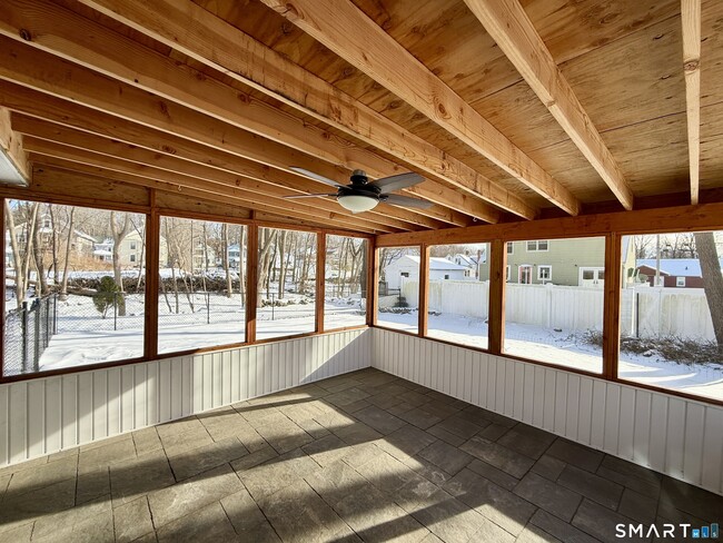 Building Photo - 148 Lois St