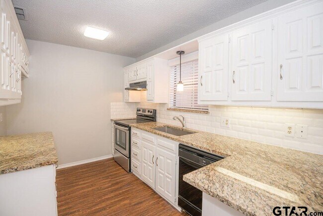 Building Photo - 5917 Hollytree Dr