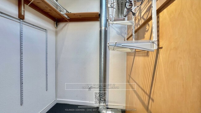 Building Photo - Lovely loft in Emeryville walking distance...