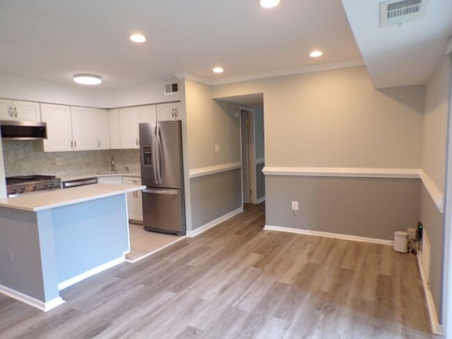 Building Photo - Two Bedroom, Two Bath Condo Located Near T...