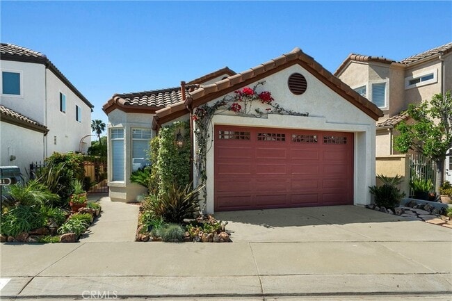 Building Photo - 11 Reina