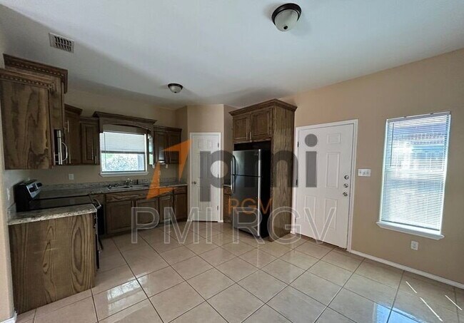 Building Photo - 2708 W Primrose Ave
