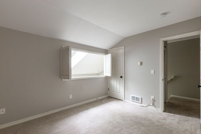 Building Photo - 9729 NW Miller Hill Dr