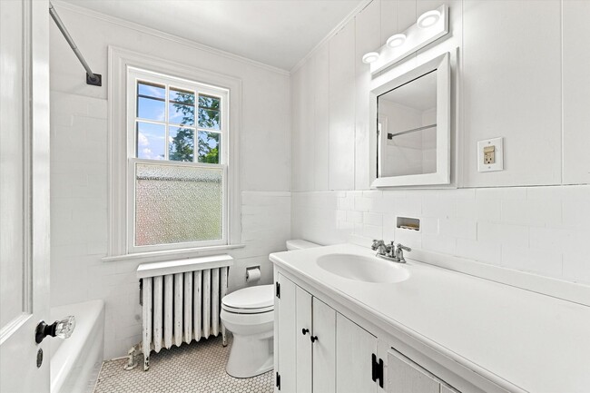 Building Photo - Beautiful 3B/2B Twin with Off-Street Parking in West Chester Borough