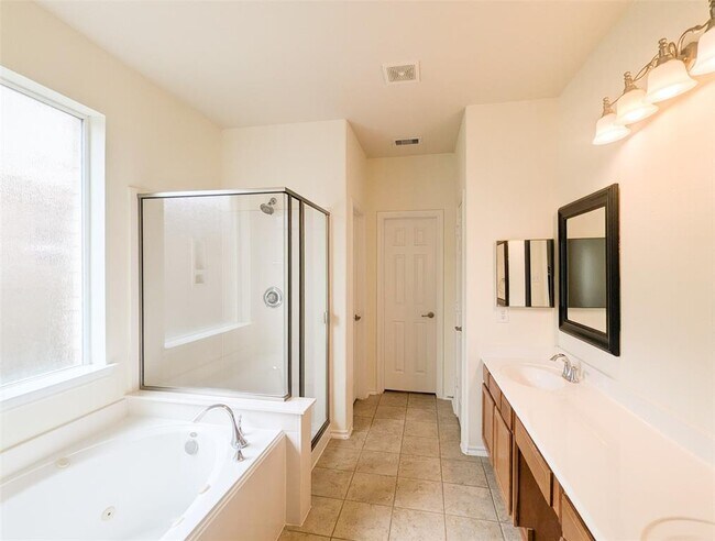 Building Photo - 6223 Summerfield Glade Ln