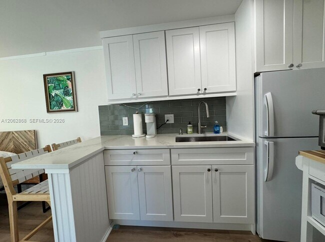 Building Photo - 914 N Ocean Breeze