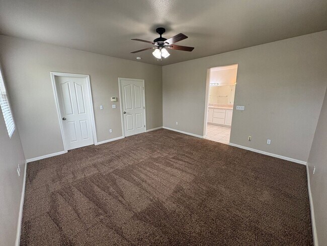 Building Photo - Spacious NW Visalia home Near Shopping Center Available Now!