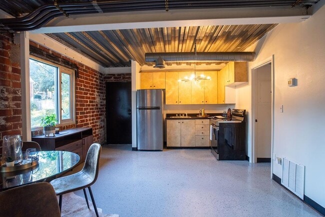 Building Photo - 15 Burbank Dr SW