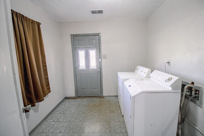 Building Photo - "Charming 2-Bedroom Retreat with Spacious 1411 sq. ft. Layout on Baylor Street, Lubbock!"