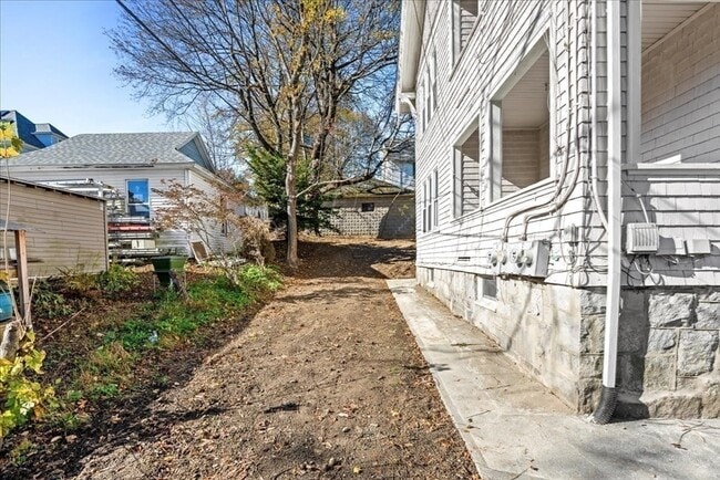 Building Photo - 15 Clearview Ave