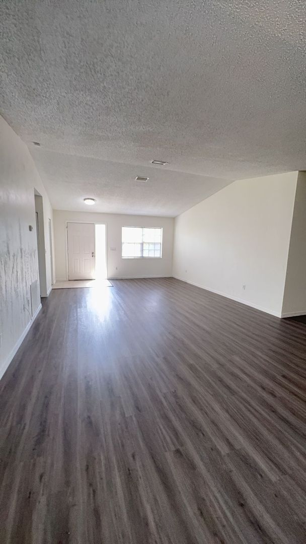 Building Photo - Spacious 3 bedroom, 2 bath, large screened...