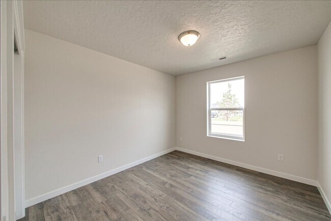 Building Photo - Beautiful 5 Bedroom Home in Nampa, Great Location!