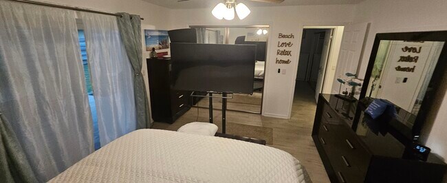 Building Photo - 137 Magnolia St