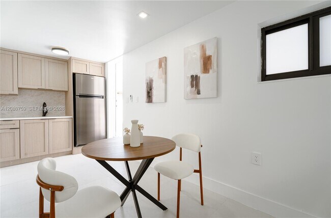 Building Photo - 1221 Biarritz Dr