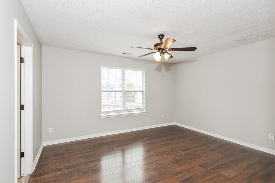 Building Photo - 480 Cedarhurst Rd