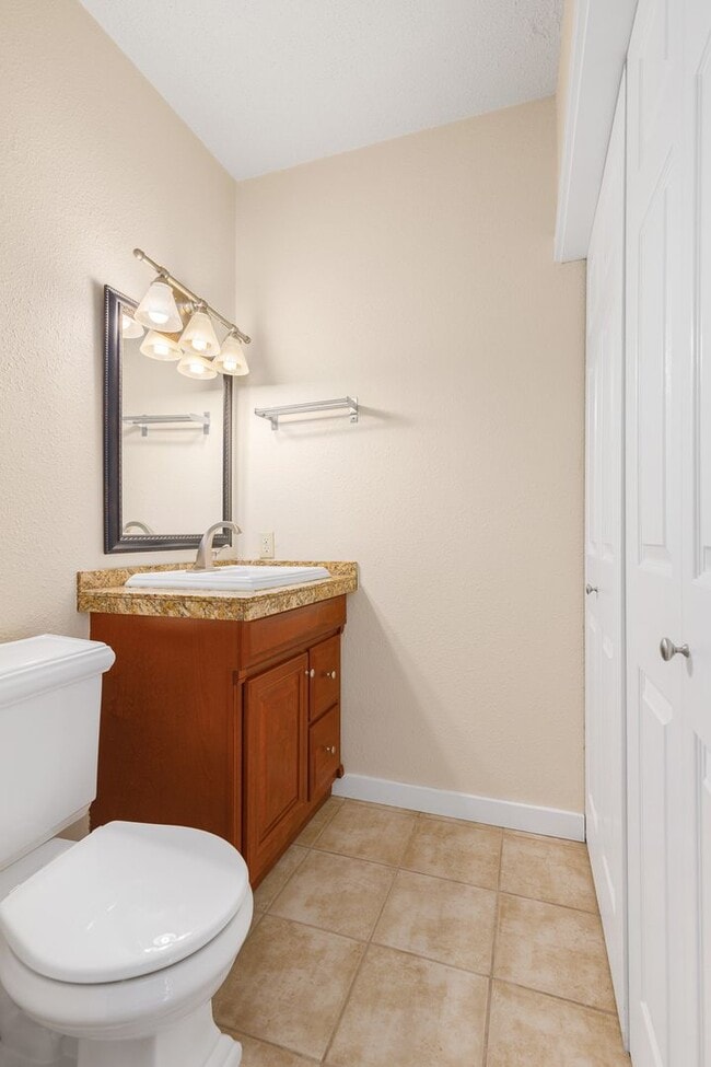 Building Photo - Bellevue 3 Bedroom 1.5 Bath - Detached Gar...
