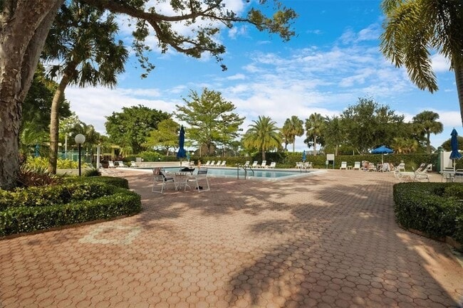 Building Photo - 605 Oaks Dr