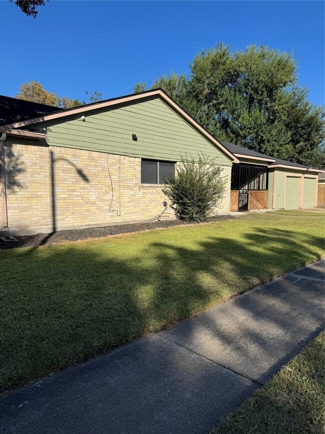 Building Photo - 9611 Huntington Hill Dr