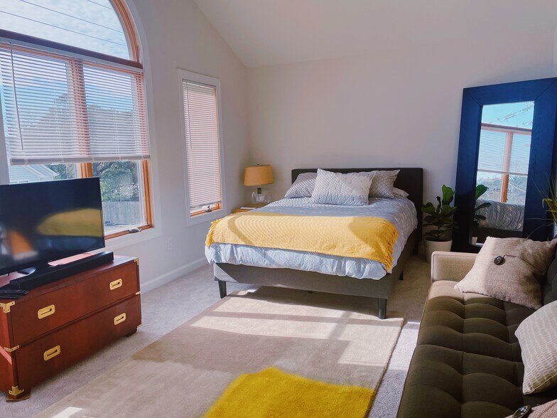 Master Bedroom - 4644 Lake Dr